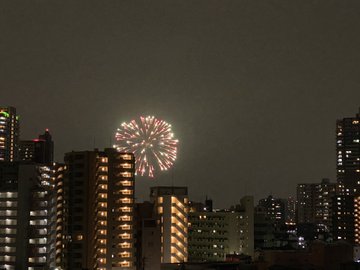 花火の音がして外を見たら19時半から荒川河川敷で打ち上げられてた 川口商工会議所青年部主催 医療従事者への応援サプライズ花火5月22日 まとめ部