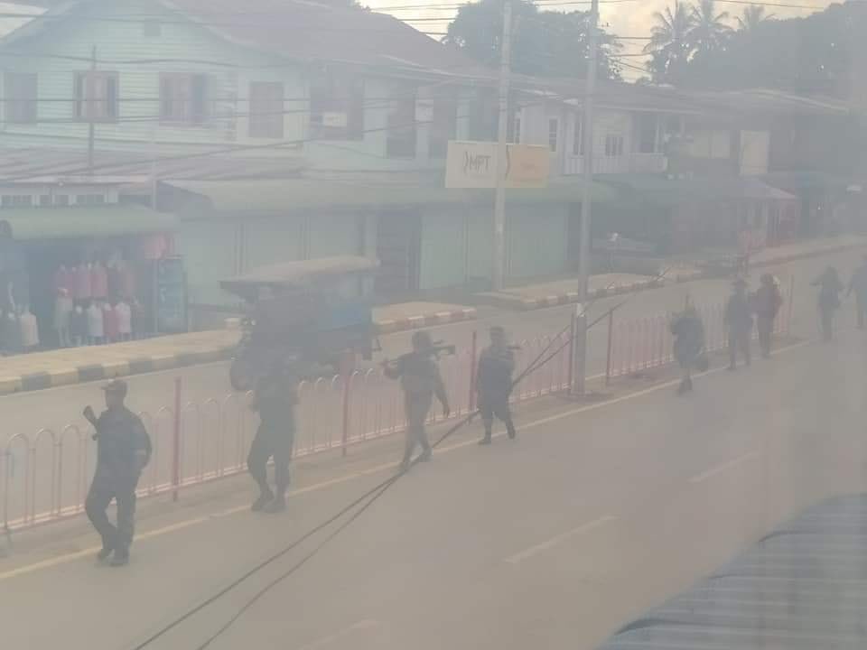 nslwin's tweet photo. LOIKAW, Karenni (Kayah) State:

The situation in Demoso Township is getting worse. As the Terrorists (Myanmar security forces) are marching in LOIKAW today people are worried that they would be targeted anytime.

#May22Coup #WhatsHappeningInMyanmar #MilkTeaAlliance https://t.co/yqM5YsMMZA
