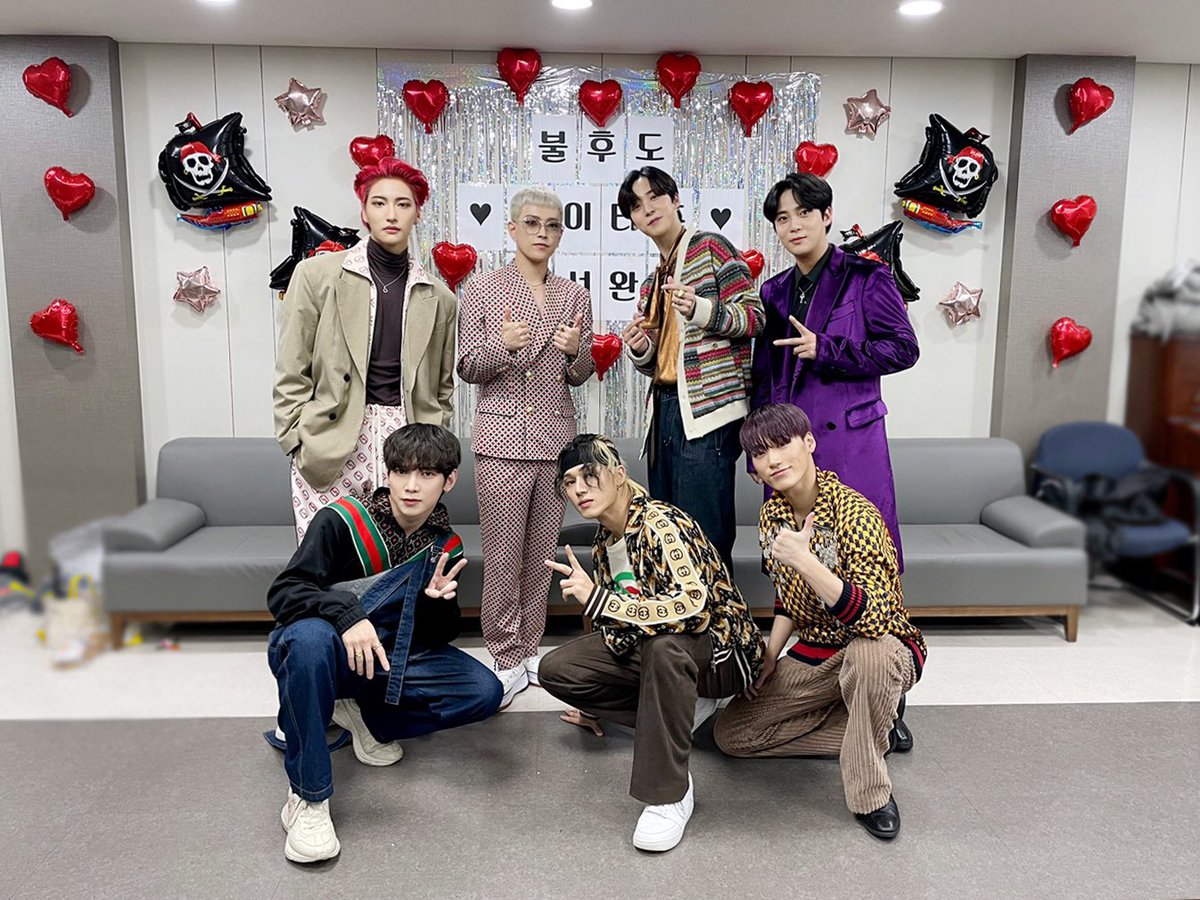 atzhye's tweet photo. pls immortal songs decorated ateez’s waiting room with pirate balloons that’s so cute https://t.co/35LUtnRMJm