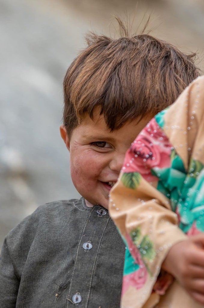 قد يسلب الفقر ماله، ولكن لا حيلة له بجماله ."