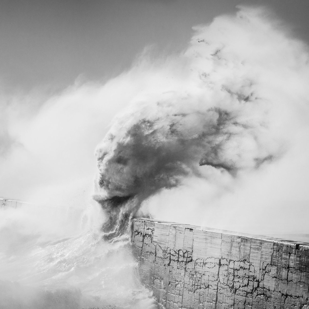 WIRED's tweet photo. Photographer Rachael Talibart used telescopic lenses and an ultra-fast 1,000 frames/second shutter speed to capture the towers and troughs of foam-flecked seawater during Storm Imogen in February of 2016. 

You probably haven't seen waves like this before: https://t.co/YqGGkJjQyy https://t.co/UTe71v4gFA