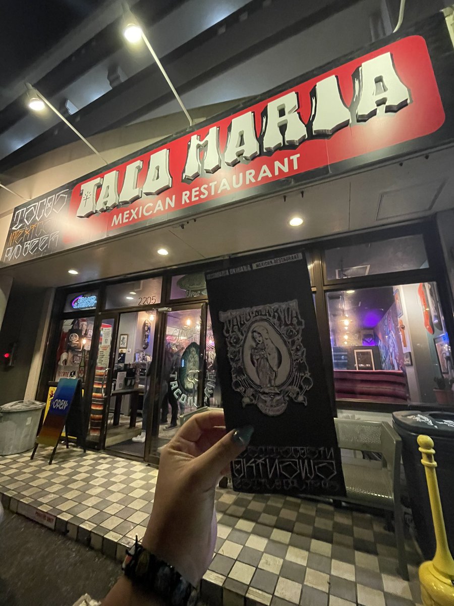 EJ1117HR34's tweet photo. どタイプこのお店😭💓
今日の夕飯はタコスをテイクアウトしてホテルでいただきますよ☺️🙏🏻🌺
ステッカーも買っちゃった😍
#TACOMARIA #沖縄旅行 https://t.co/Jl8PCQsB5v