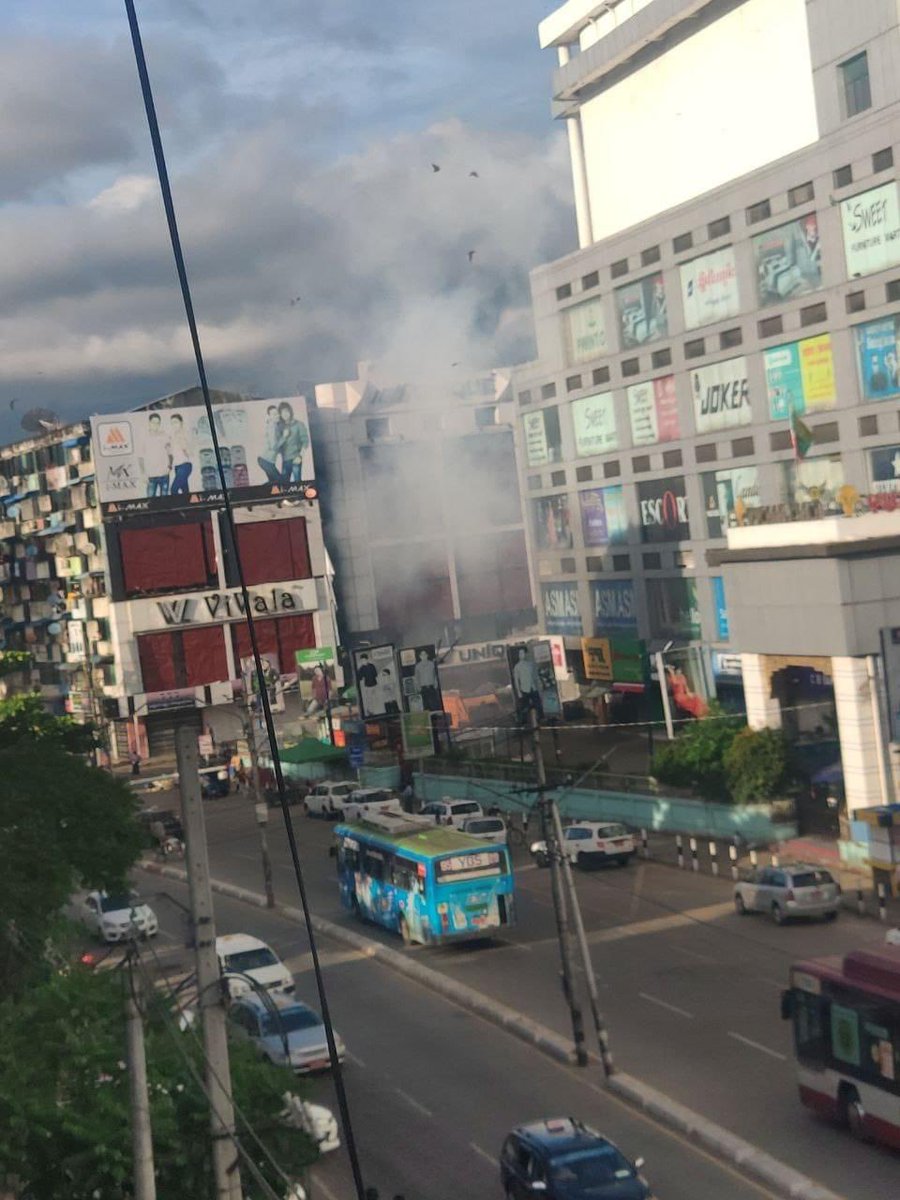 hannayuri_twt's tweet photo. An explosion occurred near Yuzana Plaza in Yangon at around 5:20 PM today on May 22. 
#May22Coup #WhatsHappeningInMyanmar https://t.co/6Q83FIrzNS