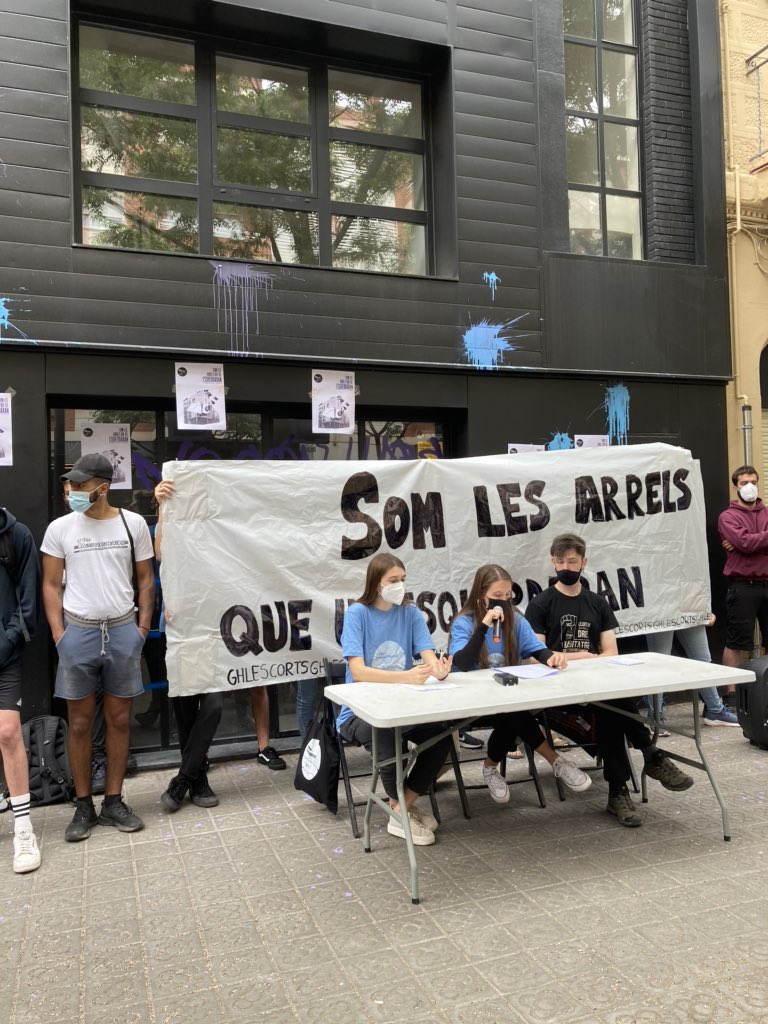 sh_lescorts's tweet photo. 📣Comencem la Rdp per denunciar el procés d’elitització i gentrificació que està patint el barri de Les Corts aquests últims anys com a conseqüència de l’arribada al barri de diferents especuladors que busquen fer negoci a qualsevol preu💰💰 https://t.co/x8qFtPYlHM