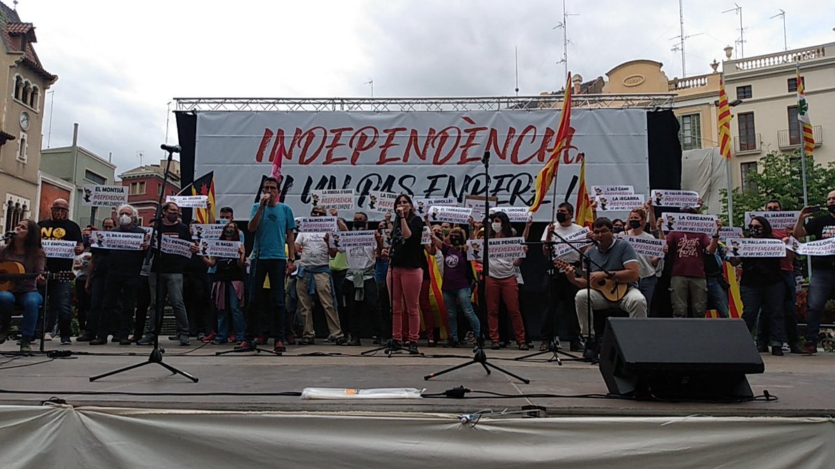 AlertaSolidaria's tweet photo. Cloem l'acte amb la interpretació de #LEstaca per part de @CordeCarxofa i @meritxellgene
#Figueres22m https://t.co/P96UpbD0Jb