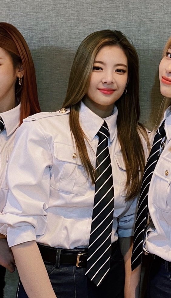 mn_itzy's tweet photo. 5년차 대 신입 https://t.co/qG6ECHrGXJ