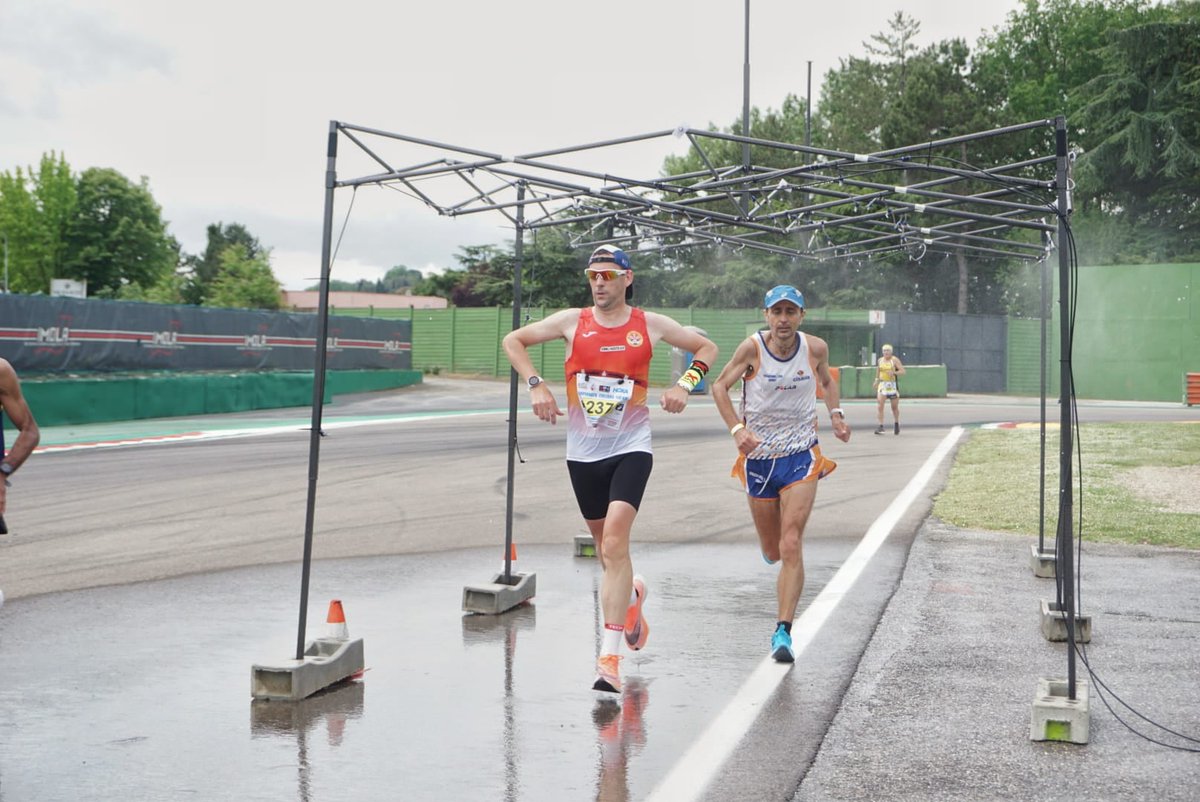 ARRIVA IL SORPASSO:
Matteo Lucchese guadagna la prima posizione, Leonardi dopo 40 chilometri in testa scivola fuori dalla top 10.
#100km

In foto Giorgio Calcaterra, attualmente quarto