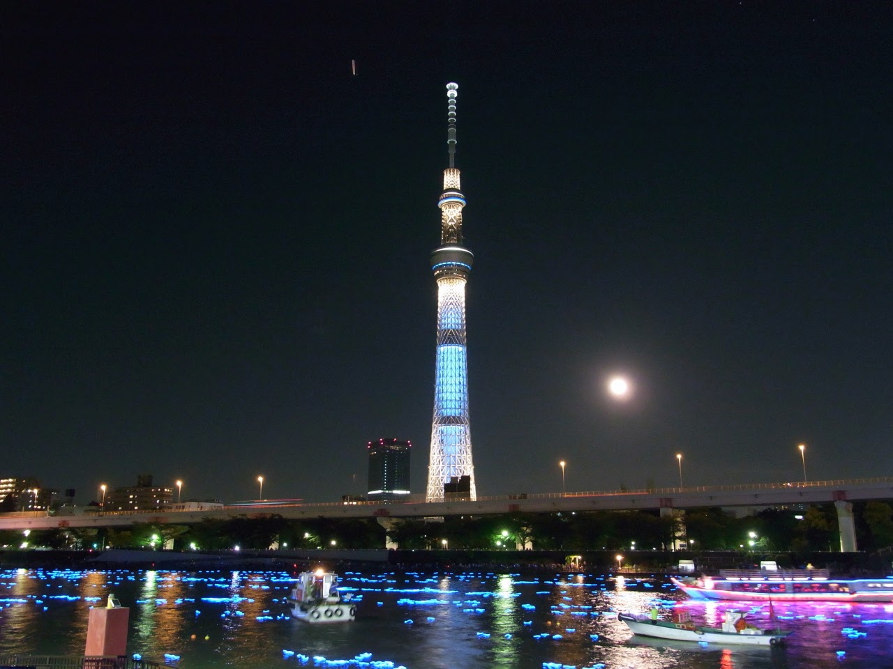 チョビ之助 No 5287 9年前の今日 平成24 12 年5月22日は 東京スカイツリー が開業した日 当日は雨模様で スタバの限定タンブラーを買って すみだ水族館 を見学しただけ 写真は後日改めて撮ったものだけど 1枚だけ開業前に撮った写真が