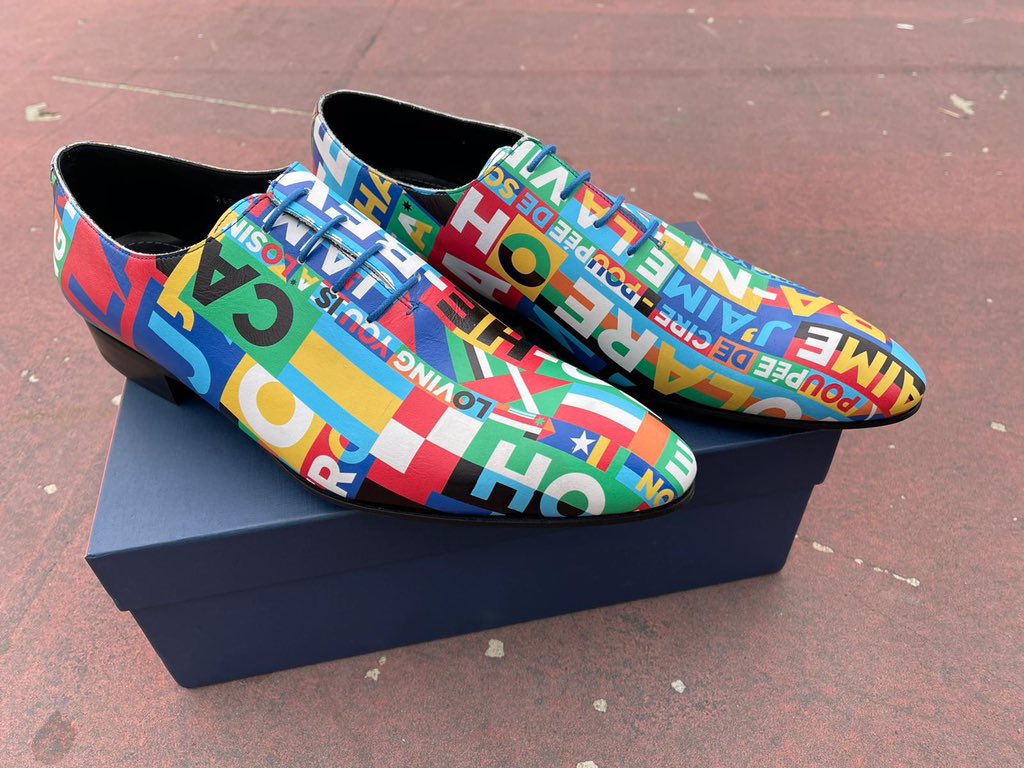 Minister <a href="/hugodejonge/">Hugo de Jonge</a> is door burgemeester Aboutaleb verrast met speciale SING ALONG schoenen van Mascolori. Na het @Songfestival worden de schoenen geveild voor het goede doel.  

Lees meer: openuptorotterdam.eu/nieuws/ministe… 

#ESF2021 #OpenUp