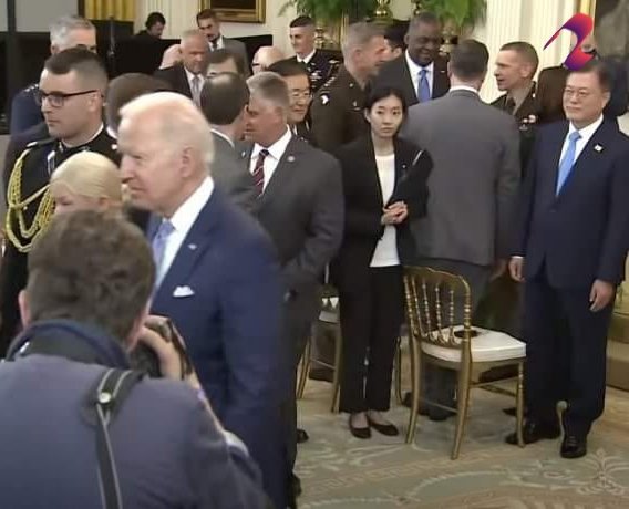 청와대서 매일 정수기와 쳐묵하고 쇼하느라 시간낭비말고 생활영어라도  배웠으면 이꼴 안당하잖아. 이런 머저리에 투표한 국민도 반성해야함