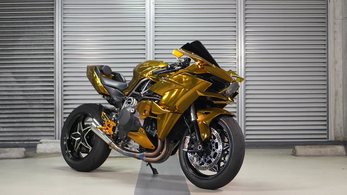 秋葉原UDX駐車場バイクウォッシュSNAP 百式のスギちゃん カワサキ