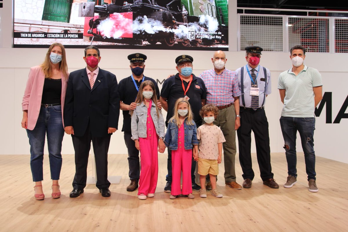 Arganda_Ayto's tweet image. Esta mañana se ha presentado el vídeo de #Arganda del Rey en el stand de la Comunidad de Madrid de FITUR, en un acto donde se ha hecho entrega de un obsequio a la familia argandeña Martín Montes, protagonista del vídeo promocional de este año
cutt.ly/Nb7G8L5