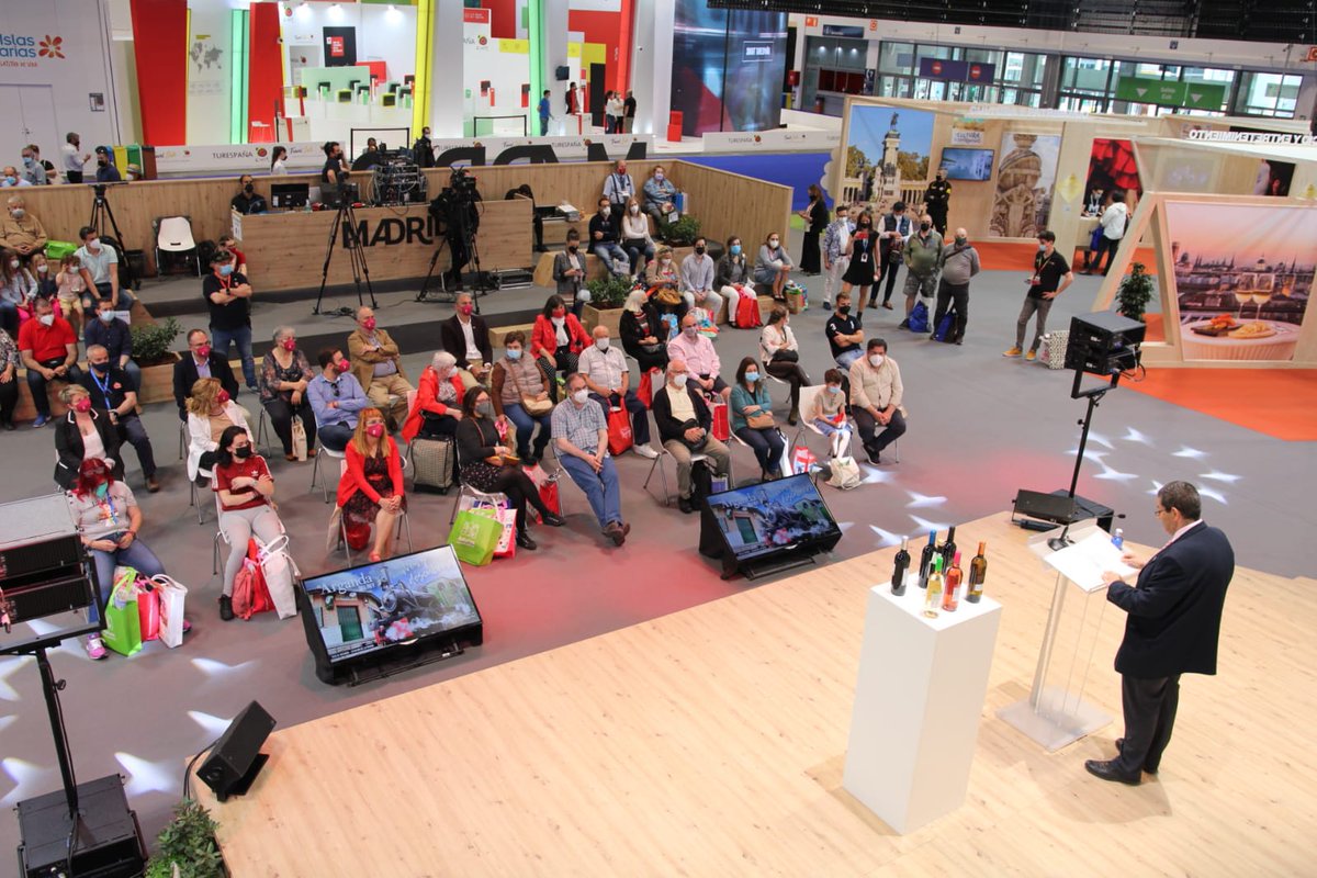 Arganda_Ayto's tweet image. Esta mañana se ha presentado el vídeo de #Arganda del Rey en el stand de la Comunidad de Madrid de FITUR, en un acto donde se ha hecho entrega de un obsequio a la familia argandeña Martín Montes, protagonista del vídeo promocional de este año
cutt.ly/Nb7G8L5