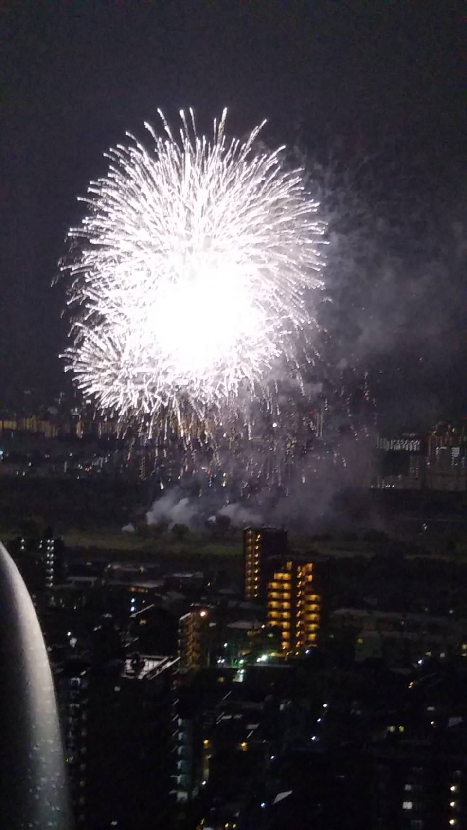 花火の音がして外を見たら19時半から荒川河川敷で打ち上げられてた 川口商工会議所青年部主催 医療従事者への応援サプライズ花火5月22日 まとめ部