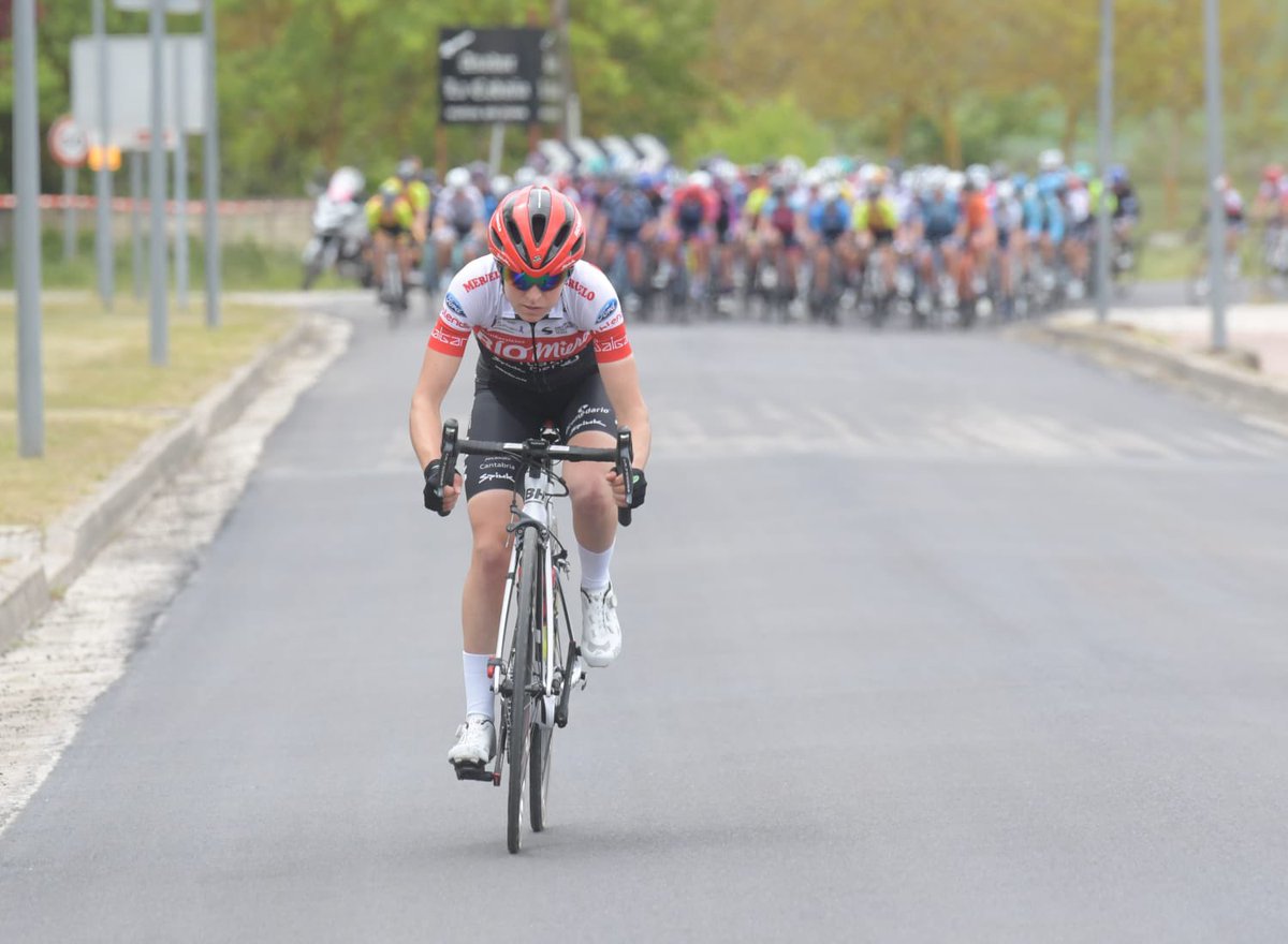 3ª etapa | #BurgosFem 

🚴🏾‍♀️ Km 50 de carrera 

El pelotón continúa agrupado a pesar de varios intentos de fuga 

👉🏻 Puedes seguir la etapa a través de la película de la etapa:
vueltaburgos.com/feminas/pelicu… 

🤩 Hoy descubrimos el Complejo Kárstico de Ojo Guareña <a href="/ojoguarena/">Cuevas Ojo Guareña</a> 

#UCIWWT