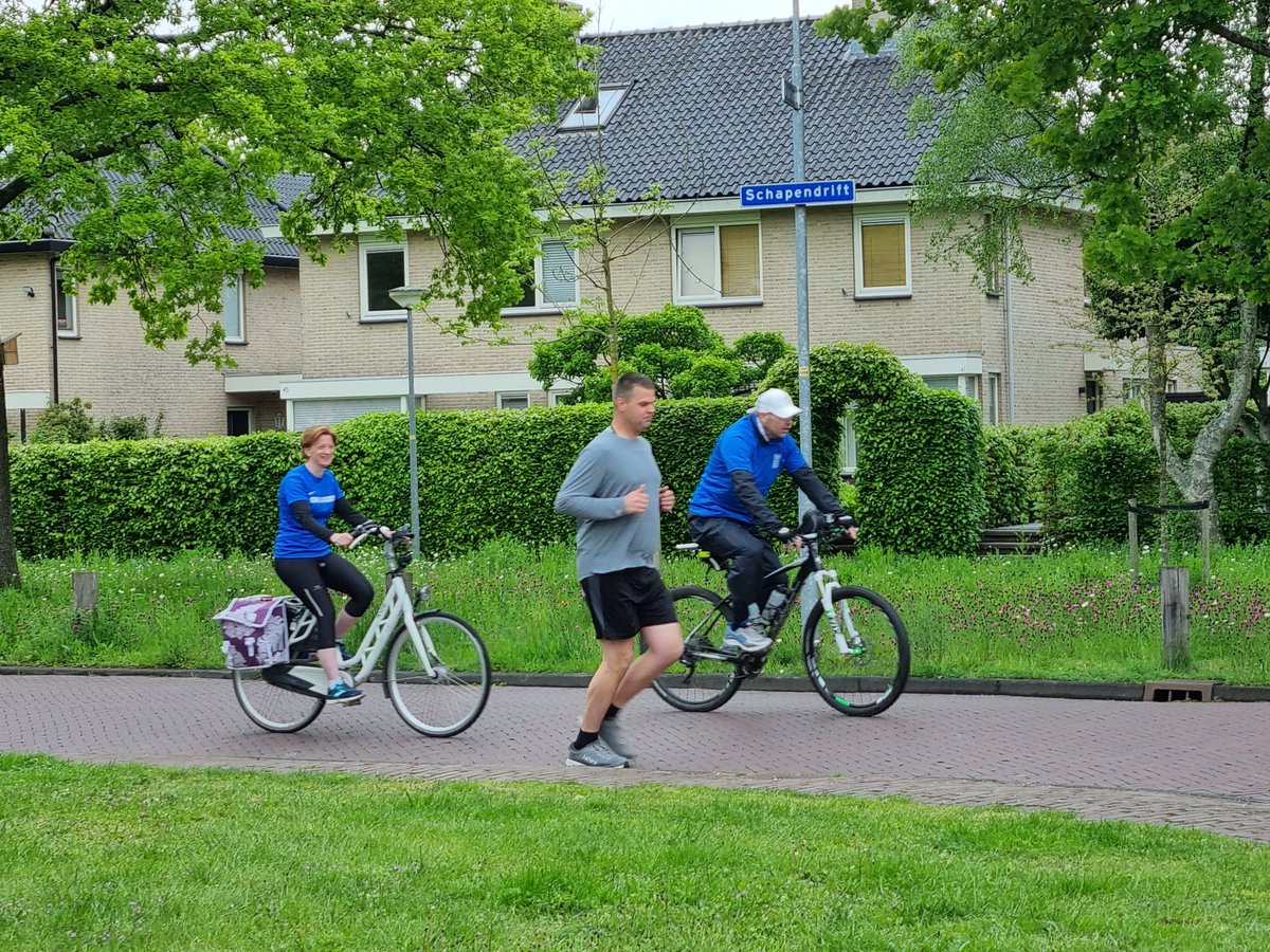 Team065's tweet photo. Team A, B, C én D hebben hun eerste ronde achter de rug.
We gaan goed 🎉🎉 We lopen op schema.
Team A, #Laren is zojuist weer begonnen aan hun tweede ronde.
#estafetteloop #goeddoel #palliatievezorg #roparun #kanker https://t.co/k59tY6cYYG