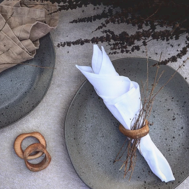 BEAUTY IN THE DETAILS. Shop our #handcrafted La Louve reclaimed maple wood #napkinrings at bnorthdomicile.com.
🤎 Bring that farmhouse-style touch to your table. 🤎