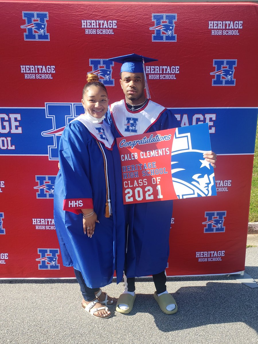 WeNeed2Read's tweet photo. Congrats Heritage High Schooo https://t.co/z6DbIsCOJU
