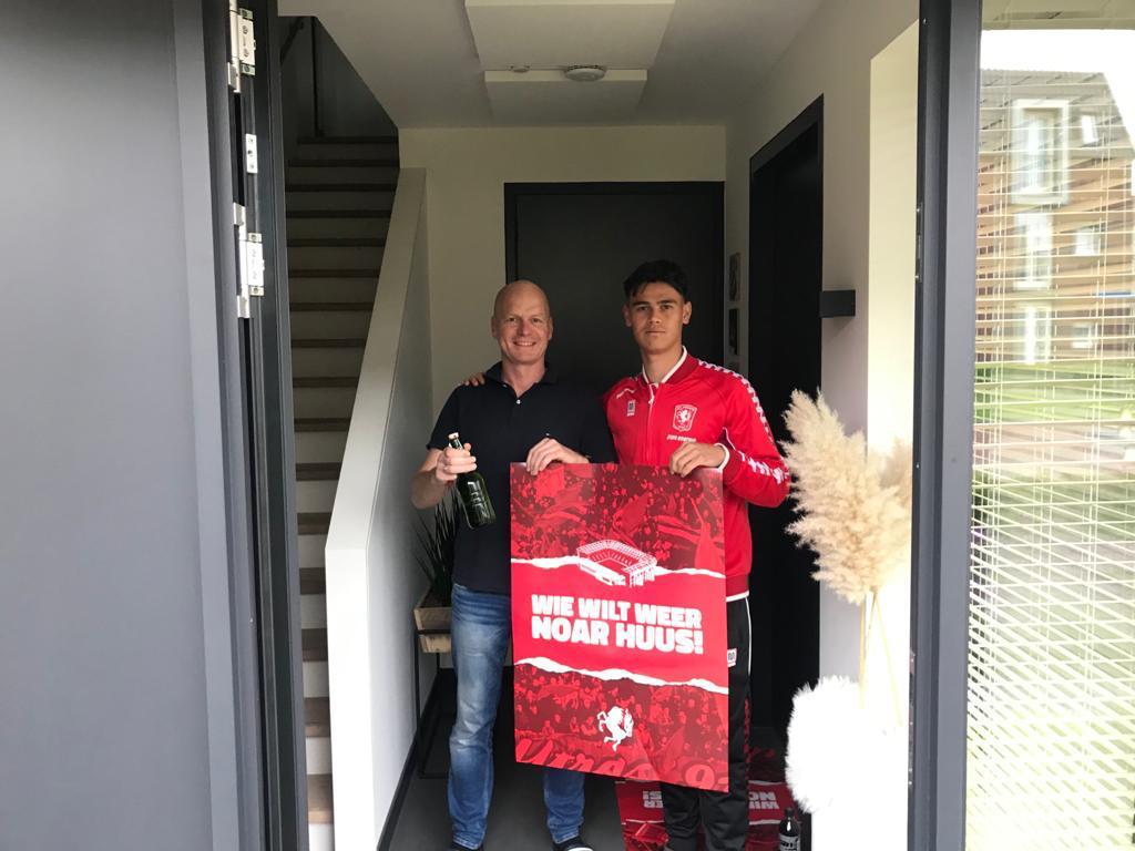 fctwente's tweet photo. 📸🔴 Mees Hilgers gaat langs de deuren in Holten.

#WeerNoarHuus https://t.co/ry4VeGTTZJ