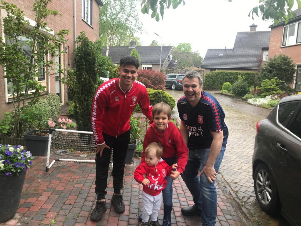 fctwente's tweet photo. 📸🔴 Mees Hilgers gaat langs de deuren in Holten.

#WeerNoarHuus https://t.co/ry4VeGTTZJ