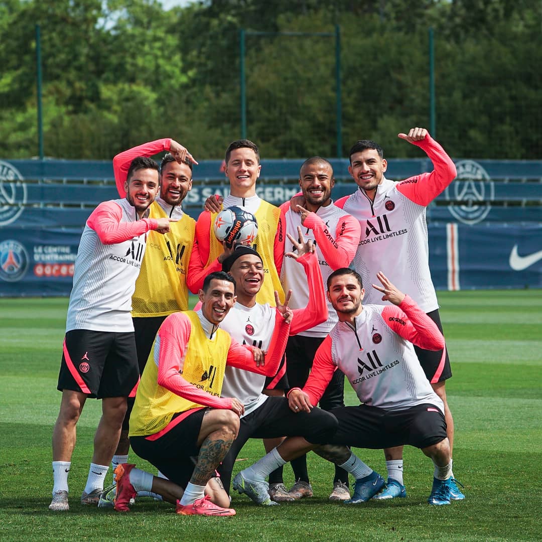 NeymarJrSite's tweet photo. O clima no último treino da temporada ❤️💙

Last training day of the season ♥️💙

#neymar #neymarjr #njr #psg #parissaintgermain #paris #Ligue1 https://t.co/hhDE9x7zIq