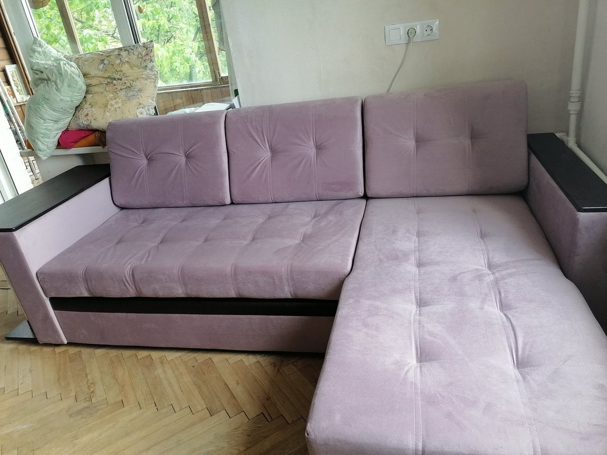 Hellleae's tweet image. У меня есть диван!!! 🎉🎉🎉Нормальный угловой диван нежного цвета &quot;орхидея&quot;!!! На нем можно спать, не раскладывая! #первыймебельный #Марго_бля #мойдом