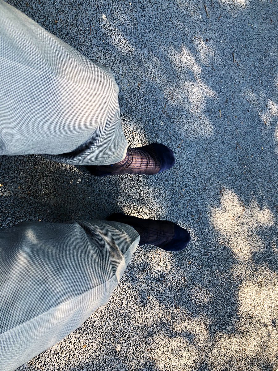 suitslacks92's tweet photo. 脱鞋晒晒脚 https://t.co/5xe2uLtUOG
