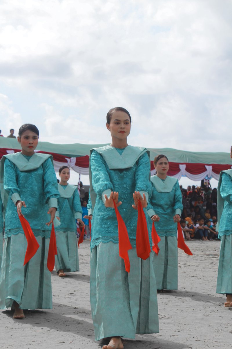 HeiiNonamanis's tweet photo. Aku tak tau tari apa karna pakai lenso ku nyebutnya tari lenso.
#tradisi7syawal #bakupukulmanyapu #morela #mamala #ambon https://t.co/GkHISwWj2d