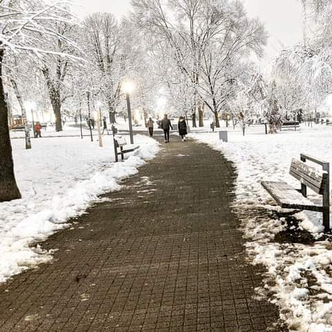 ثم شعرت بضوء خافت يضيء عتمة قلبي التي تسببت بها السنين شعرت بشيء من أعماقي يخبرني أنني سأصير بخير في القريب العاجل شعرت أن كل ألم قد حان وقت رحيله وثمار الصبر قد أوشكت أن تجنى شعرت أن القلب سيمسي من السعادة مكتفيا .. دو