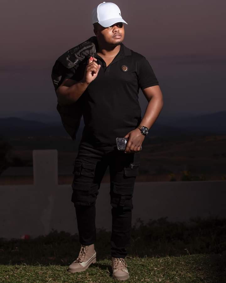 Mthandeni_SA's tweet photo. Ngo 15:00 ngibheke eNkandla 

Ngixolise ngabangilindile emcimbini ka Dr Khehlelezi nakuye uqobo iskhathi siyaphika 

Asihlangane eNkandla https://t.co/hmdfZNnMs7