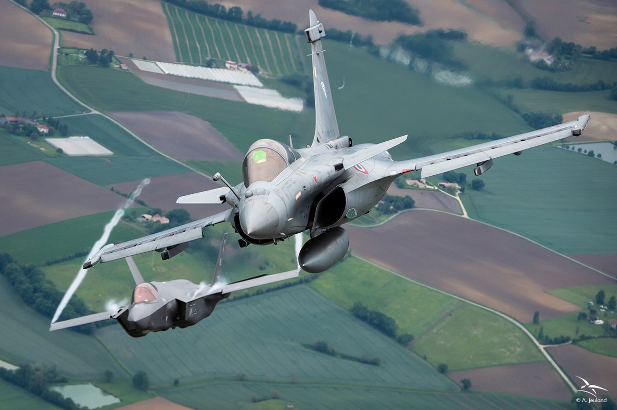 EscadronsChasse's tweet photo. #AtlanticTrident21 Photo prise pendant un vol un peu humide et gris où les #Rafale de la #30EC ont participé à une séance de prises de vue en compagnie des #Lightning du 388th Fighter Wing (Hill AFB, Utah). https://t.co/i4YYrtTYbK