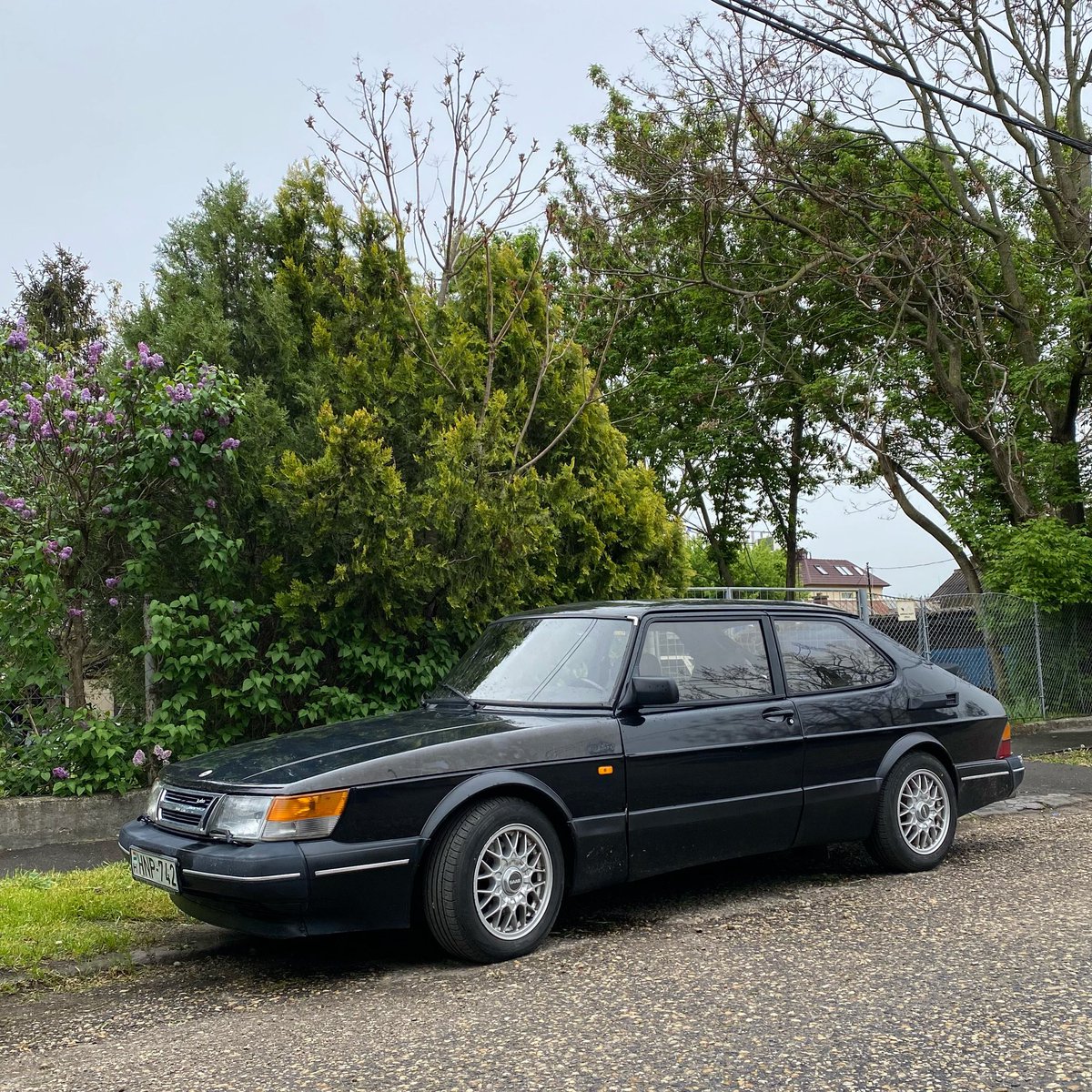 DeadCarWalking's tweet image. “Hot love and cold people”

Saab 900 (1993) spotted in Budapest.
#Saab #SaabSaturday #designicon 
@GeorgeCochrane1 @addict_car @Rockstarscars @YesterdaysDrive