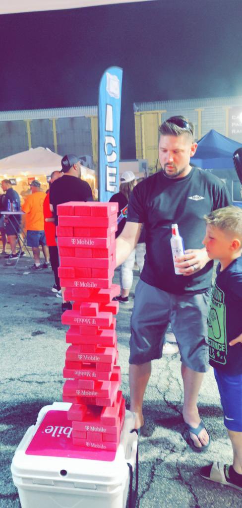 SMac2204's tweet photo. #TMobileGoesLocal last night kicking off day one at Wentzville Days!!!! #STRMarketing  #SMRA @MangentaJacob @FruitWeasel13 @IreneKieweg @Dave314Bradley @LindsBremer @trenton77 https://t.co/1aIgPdLeHl