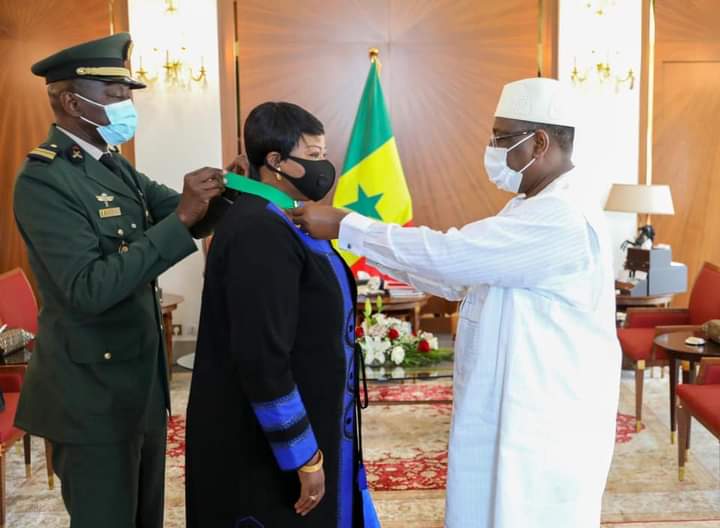 fasttracksn's tweet photo. Fatou Bensouda procureure générale de la Cour Pénale Internationale a été reçue aujourd'hui par le Président Macky Sall qui l'a élevée à la dignité de commandeur dans l'ordre national du lion.
#kebetu https://t.co/I2yQKOQKfe
