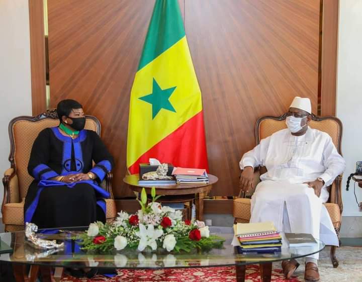 fasttracksn's tweet photo. Fatou Bensouda procureure générale de la Cour Pénale Internationale a été reçue aujourd'hui par le Président Macky Sall qui l'a élevée à la dignité de commandeur dans l'ordre national du lion.
#kebetu https://t.co/I2yQKOQKfe