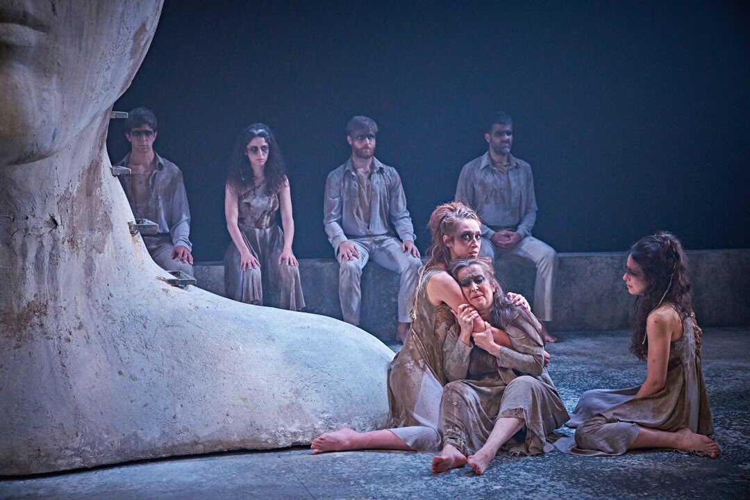 TEATROCLASICO's tweet photo. Hoy en la sala Tirso de Molina última función de #Troyanas de Séneca, bajo la dirección de @AdrianaOzoresCF Gracias a todo el elenco y equipo artístico y al público que ha agotado las entradas de cada representación. Fotografías: Sergio Parra. https://t.co/v0JJRiyphq