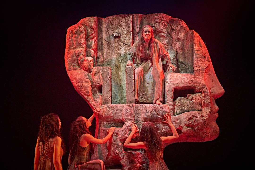 TEATROCLASICO's tweet photo. Hoy en la sala Tirso de Molina última función de #Troyanas de Séneca, bajo la dirección de @AdrianaOzoresCF Gracias a todo el elenco y equipo artístico y al público que ha agotado las entradas de cada representación. Fotografías: Sergio Parra. https://t.co/v0JJRiyphq