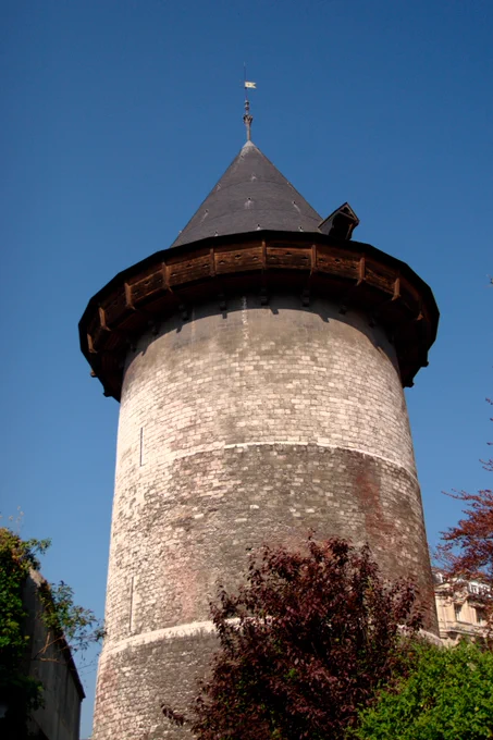 通称「ジャンヌ・ダルクの塔」も観たけど、お陰で以前描いた絵が間違いだらけだったと判明…・塔の天辺の張り出し床と屋根は構成の増築らしい。・そもそもジャンヌ・ダルクはこの塔に監禁されたわけではない。・この塔はルーアン城の主塔で、ジャンヌが監禁されたのはその脇のもっと小さな塔。 