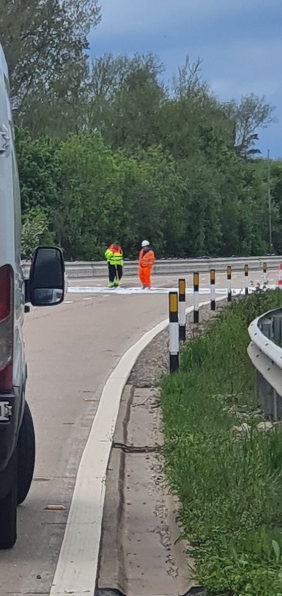 marksmi20282298's tweet photo. @HighwaysSEAST Take your time lads, 2 men and 1 broom, what is the point of a command unit if they cant be bothered to even get a broom. We are now stuck because of some foam on the road!!!! @kentpoliceroads @HighwaysSEAST @m20_info  #shambles #joke #embarassing https://t.co/ilZa0d85hV