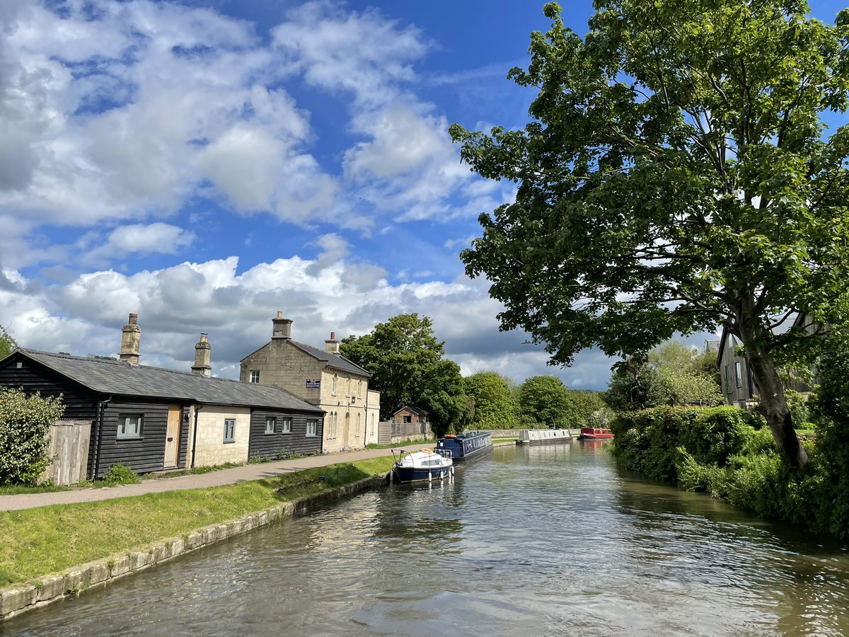 After yesterday’s wind and rain it was lovely to see blue sky and sunshine for our cruise into #Bath this morning. Our guests enjoyed sitting out on deck admiring the splendid views! #boatsthattweet #boatingholidays #hotelboat #kennetandavoncanal @beautifulbath @visitbath