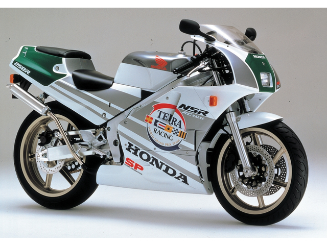 昨日上げた'89NSR250R SP 銀テラ のヘルメットが予想以上にご好評
