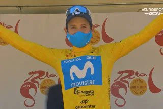 Último jornada en #VueltaAndalucia con triunfo Hayter del Ineos, que terminó con caída en Pulpi. Supermán López es campeón de esta ronda. Es el 1o colombiano en llevarse la victoria. Santiago Botero fue 2o en 1999