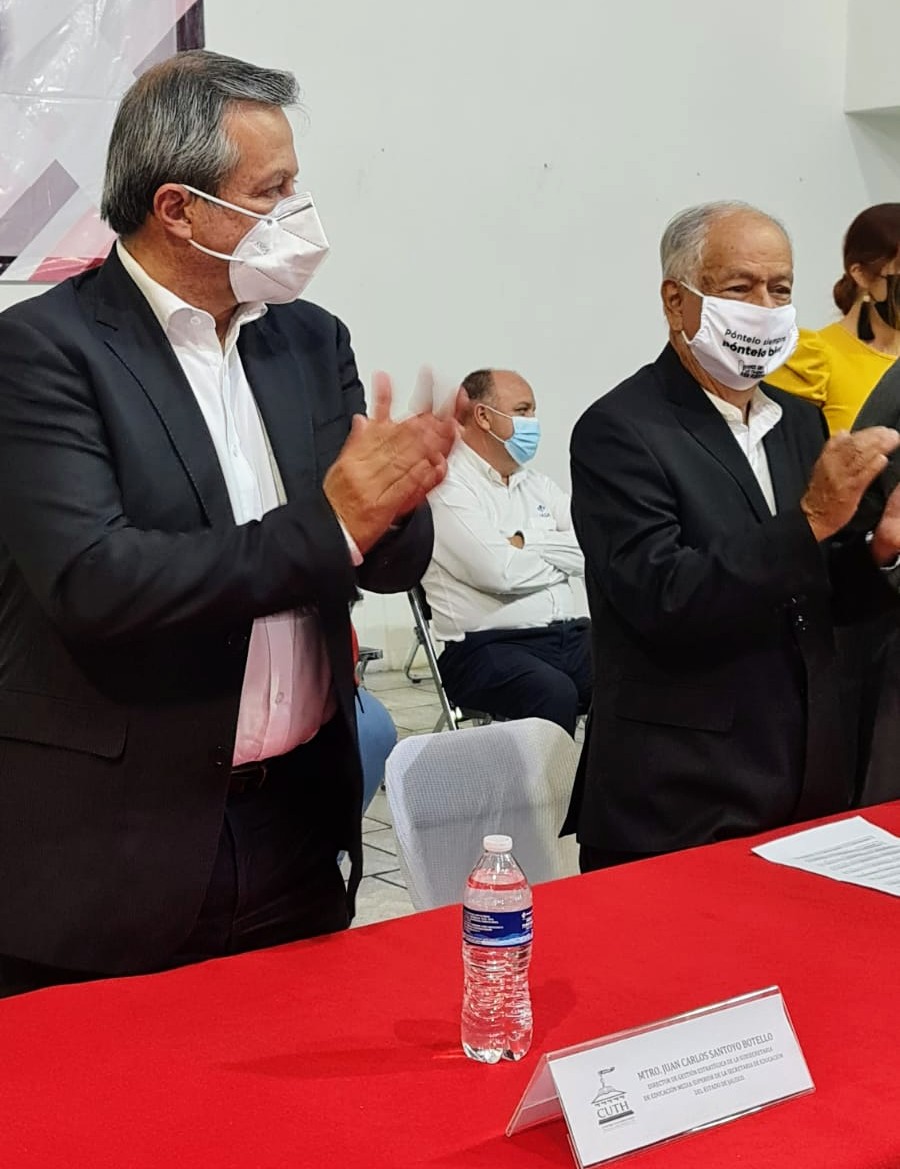 MtroFerLozano's tweet photo. Extraordinario es ver a este grupo de Jóvenes y Adultos Trabajadores conquistando la certificación de su Bachillerato, gracias al compromiso vigente del @CUTHFROC para "recuperar el tiempo perdido" con la visión transformadora del sindicalismo y el apoyo de la @SecEducacionJal https://t.co/FK5EMTpGJa