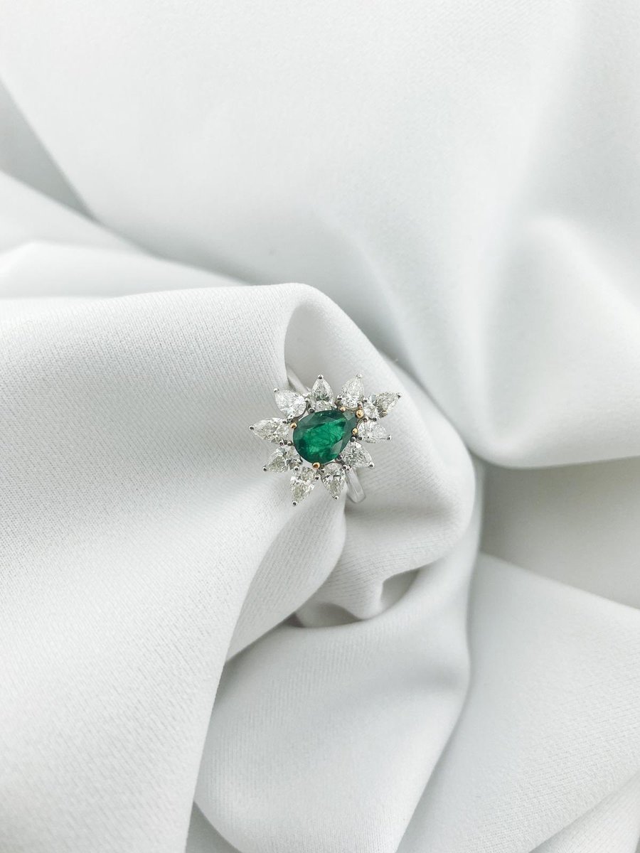 HYJewellery's tweet photo. 💚 White gold ring with pear cut emerald and pear cut diamonds 💚 https://t.co/5oBdsIXisT