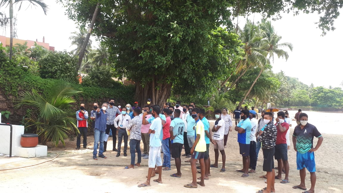 aakash23m's tweet photo. Locals are risking their lives during a pandemic to protect the beach &amp; show the violations being committed by the neighbourhood hotel
#NotMyNeighbourhoodHotel
#SaveVainguinimBeach #Handsoffoursand 
@RNTata2020
@TataCompanies
@TajHotels
@goacm https://t.co/Hkex4b2j2j