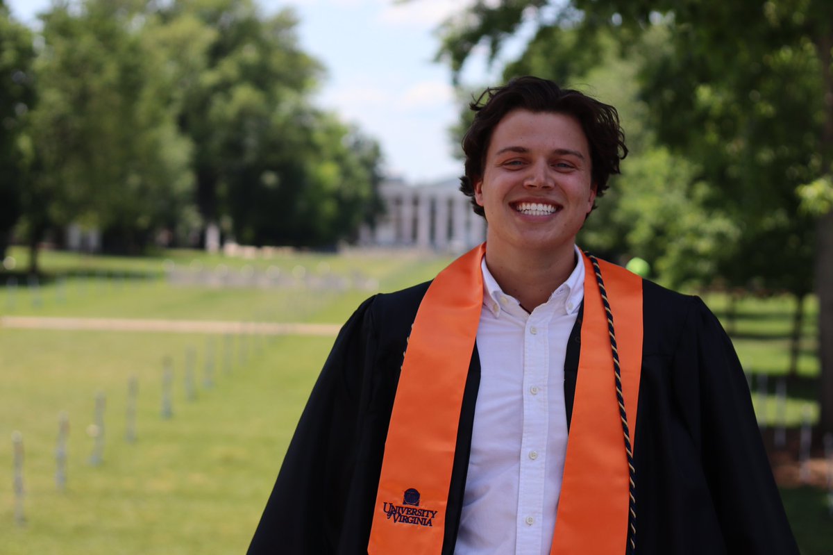 y_gro_up's tweet photo. #UVAGrad great job Aaron https://t.co/iHNlopIFHt