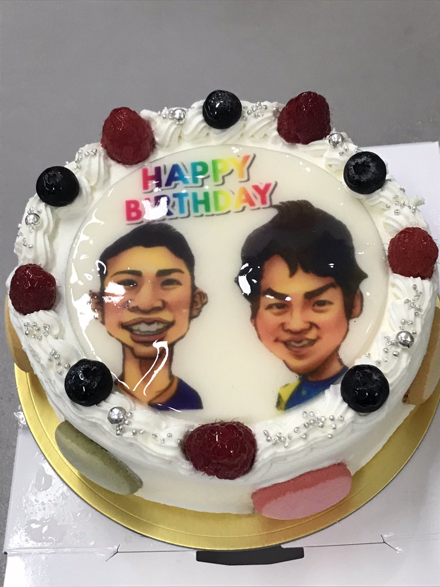 Aoki0707Rei's tweet photo. 嬉しすぎるなぁ〜✨スタッフ全員から44歳の誕生日を祝ってもらいました🎂
どうりで朝からソワソワしていたわけね。目合わせてくれないから嫌われたかと思ったわ😊みんなありがとう😭
筋トレ三昧でCSを上げたい。
#ドクターストレッチ #ファミリー #武蔵小杉 #Raystart https://t.co/LXIKapBO9K
