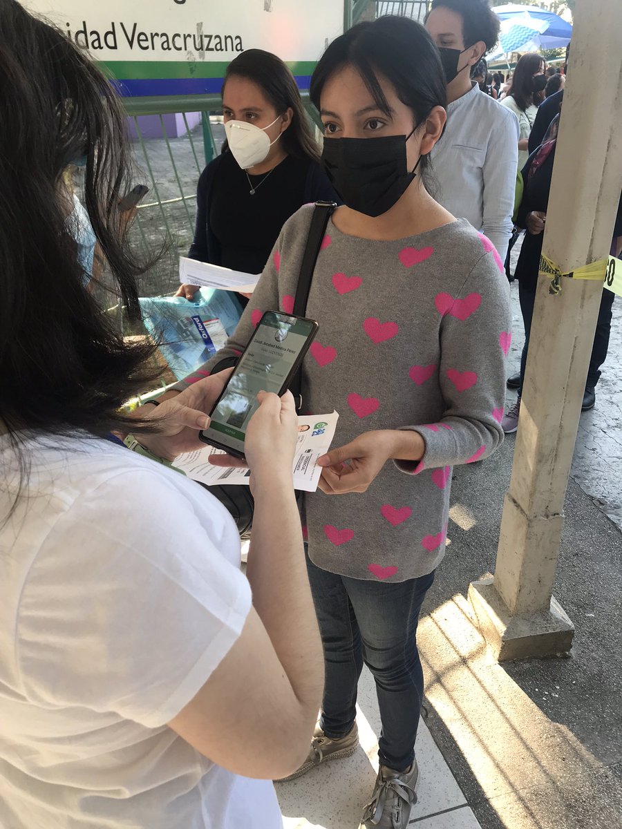 Proceso de <a href="/IngresoUV/">IngresoUV</a> totalmente automatizado, lectura de código QR para controlar y gestionar todo la parte operativa, gracias <a href="/DGTIUV/">DGTI UV</a> por la App desarrollada, excelente equipo <a href="/Jc_jimenezM/">JC</a> <a href="/acolunga/">Alejandro Colung@</a> <a href="/Nemesis2074/">Adair Castillo Meza</a> <a href="/isguiot/">Isaias Guiot</a> Caro #AspirantesUV2021