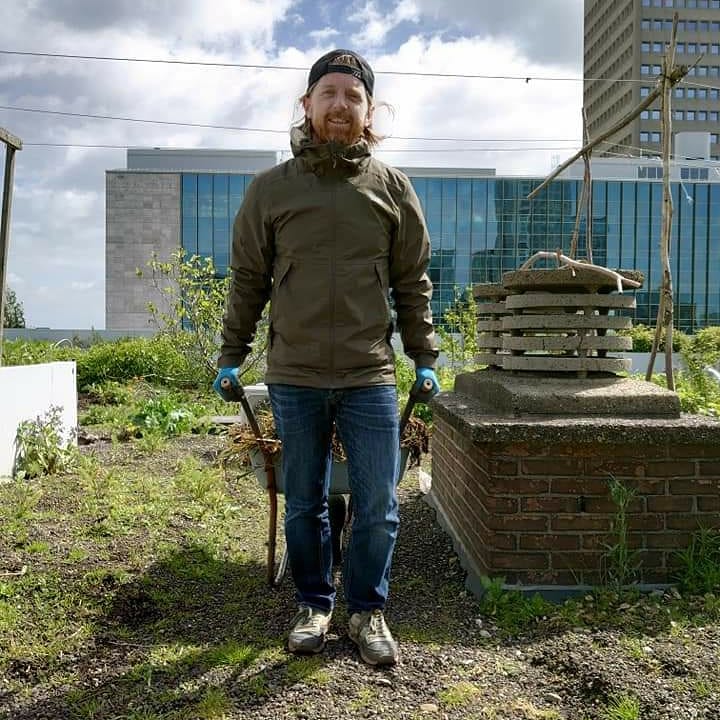 PROUD to be a #rooftopfarmer on the #DakAkker #rooftopfarm on an officebuilding downtown #Rotterdam. #urbanfarming #urbanfarm #greenroofs #rootopfarmers #rooftopgarden #rooftopgardening #rooftopfarm #stadslandbouw #urbanagriculture