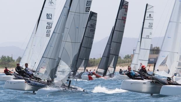 AgendaCadiz's tweet photo. #CopaEspaña de
#CATAMARANES
Los favoritos dan la talla en el estreno de la Copa de España de Catamaranes
#ToniBallester en Clase A, Rivas y Sánchez en #F18, Jovani y Porta en #HobieCat16 y Verdaguer y Puig en Interseries, primeros líderes https://t.co/aZzmMCohPF